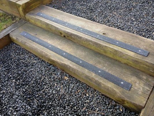 Les bandes de fibre de verre pultrées de haute résistance sont la solution idéale pour les escaliers.