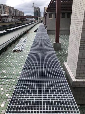 Réglages de couloir en FRP avec couleurs personnalisées et surface grille de sable antidérapant