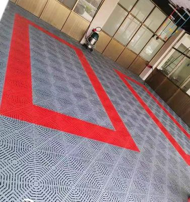 Matraques en plastique en PP d'épaisseur de 40x40x3.0cm pour revêtement de sol de garage de lavage de voiture intérieur