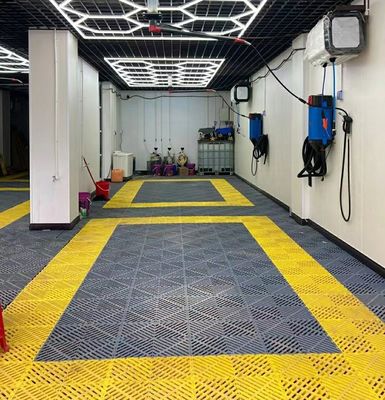 50x50x5.0cm Tapis de sol de garage en plastique pour atelier de lavage de voiture Style de conception industrielle