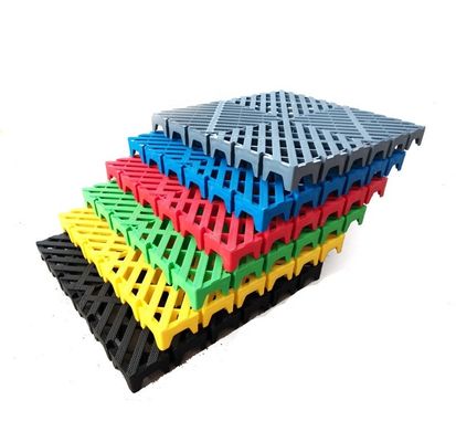 50x50x5.0cm Tapis de sol de garage en plastique pour atelier de lavage de voiture Style de conception industrielle