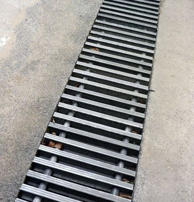 Facilité d'installation des grilles en FRP pour accès à l'escalier